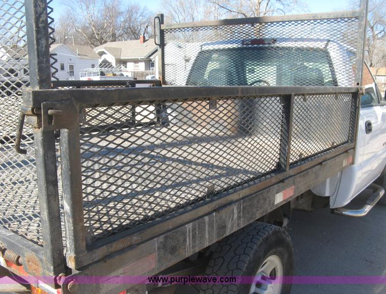 image for item J2940 2007 Chevrolet Silverado 2500HD flatbed pickup truck