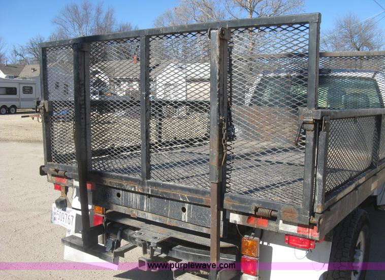 image for item J2940 2007 Chevrolet Silverado 2500HD flatbed pickup truck