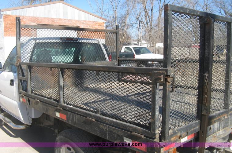 image for item J2940 2007 Chevrolet Silverado 2500HD flatbed pickup truck