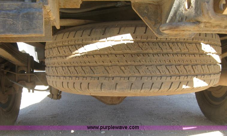 image for item J2940 2007 Chevrolet Silverado 2500HD flatbed pickup truck