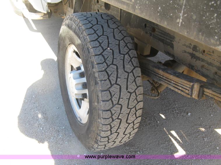 image for item J2940 2007 Chevrolet Silverado 2500HD flatbed pickup truck