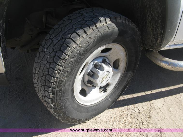 image for item J2940 2007 Chevrolet Silverado 2500HD flatbed pickup truck