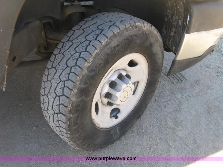 image for item J2940 2007 Chevrolet Silverado 2500HD flatbed pickup truck