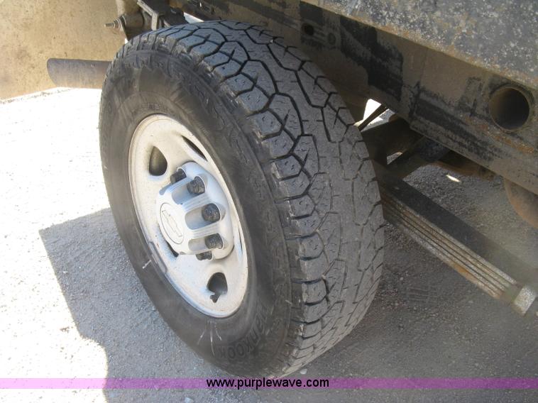 image for item J2940 2007 Chevrolet Silverado 2500HD flatbed pickup truck