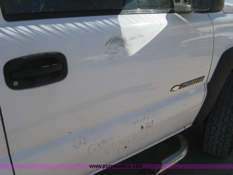 image for item J2940 2007 Chevrolet Silverado 2500HD flatbed pickup truck