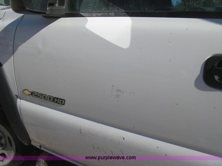 image for item J2940 2007 Chevrolet Silverado 2500HD flatbed pickup truck