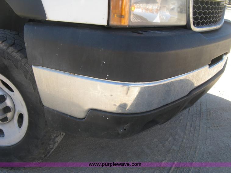 image for item J2940 2007 Chevrolet Silverado 2500HD flatbed pickup truck