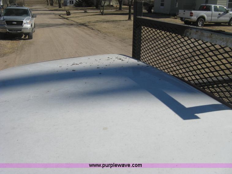 image for item J2940 2007 Chevrolet Silverado 2500HD flatbed pickup truck