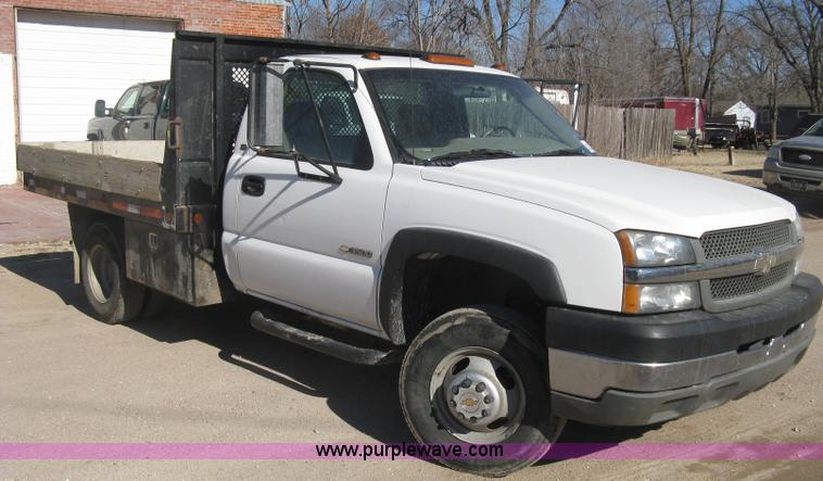 image for item J2941 2003 Chevrolet Silverado 3500 flatbed pickup truck