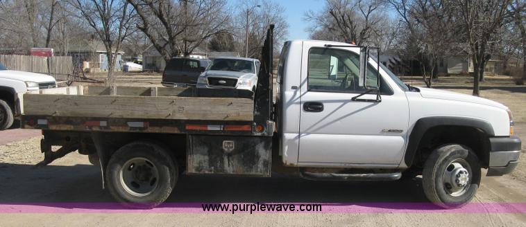 image for item J2941 2003 Chevrolet Silverado 3500 flatbed pickup truck