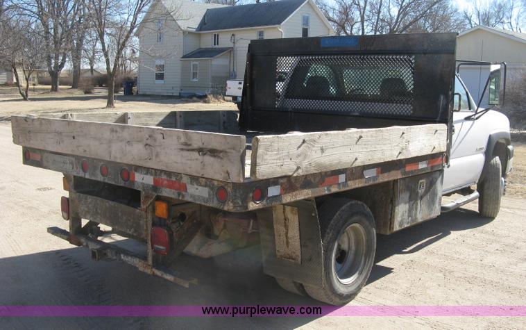 image for item J2941 2003 Chevrolet Silverado 3500 flatbed pickup truck