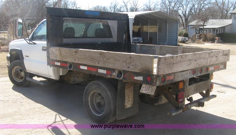 image for item J2941 2003 Chevrolet Silverado 3500 flatbed pickup truck