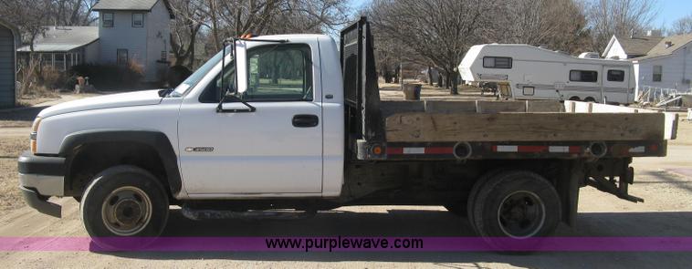 image for item J2941 2003 Chevrolet Silverado 3500 flatbed pickup truck