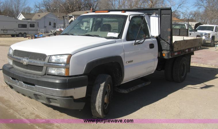 image for item J2941 2003 Chevrolet Silverado 3500 flatbed pickup truck