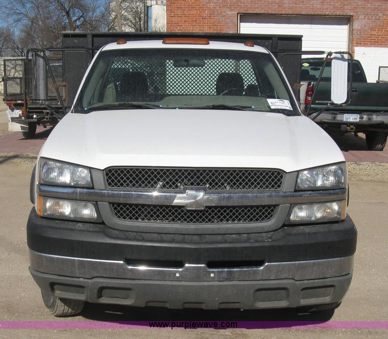 image for item J2941 2003 Chevrolet Silverado 3500 flatbed pickup truck