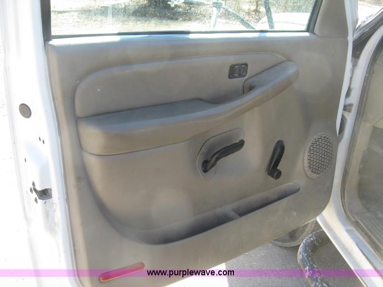 image for item J2941 2003 Chevrolet Silverado 3500 flatbed pickup truck