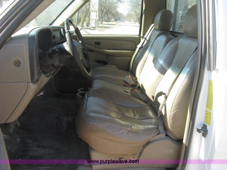 image for item J2941 2003 Chevrolet Silverado 3500 flatbed pickup truck