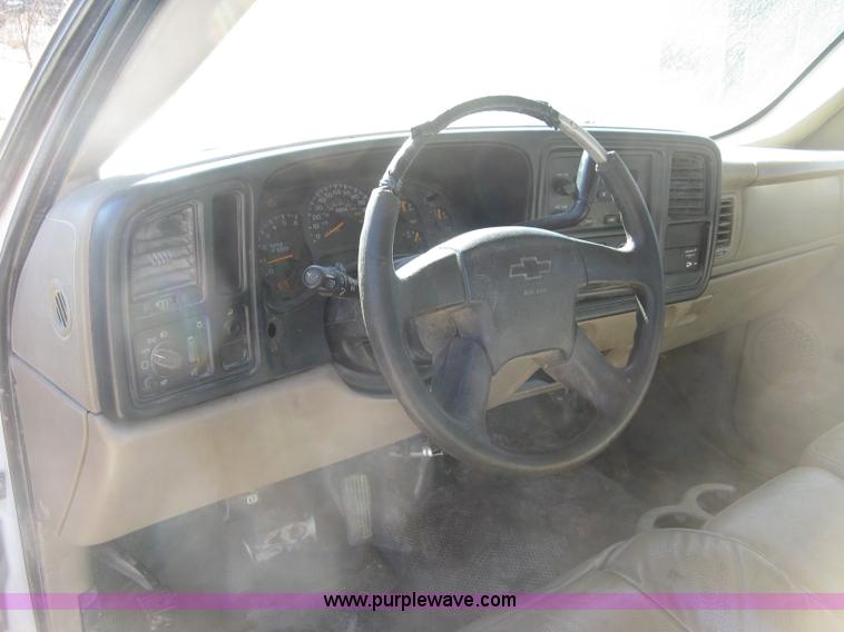 image for item J2941 2003 Chevrolet Silverado 3500 flatbed pickup truck