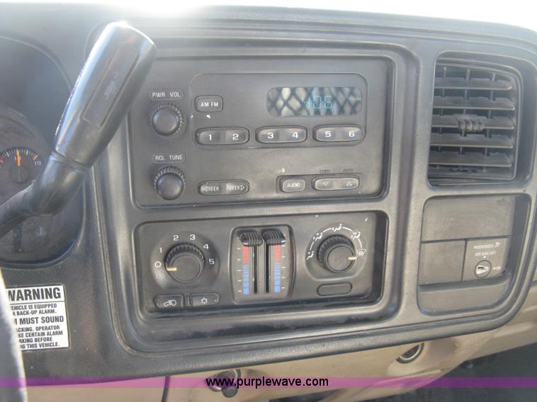 image for item J2941 2003 Chevrolet Silverado 3500 flatbed pickup truck