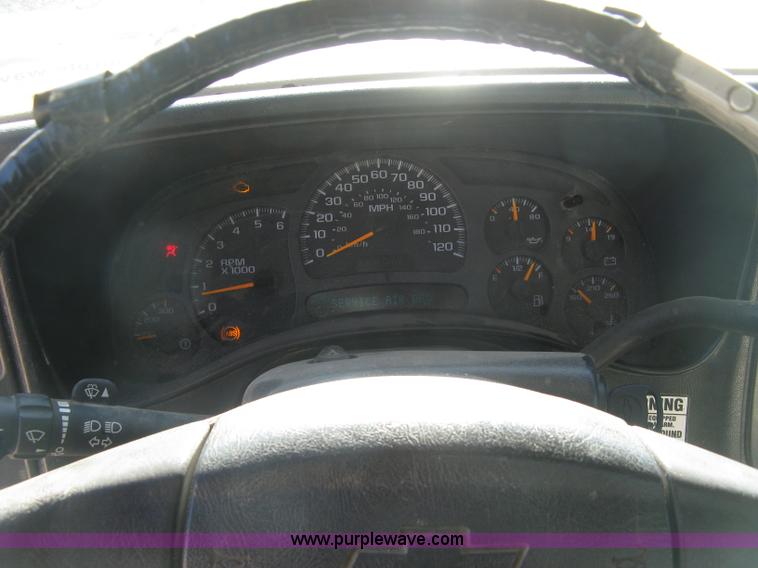 image for item J2941 2003 Chevrolet Silverado 3500 flatbed pickup truck