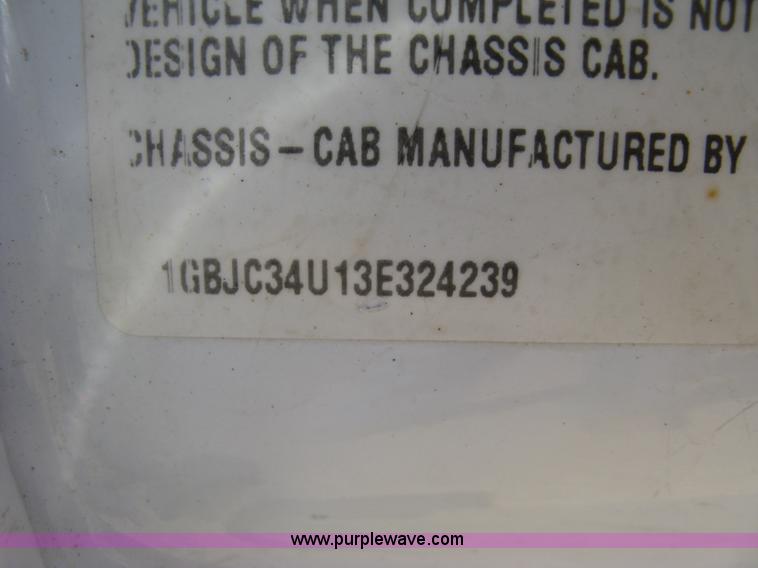 image for item J2941 2003 Chevrolet Silverado 3500 flatbed pickup truck