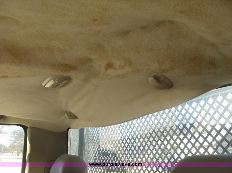 image for item J2941 2003 Chevrolet Silverado 3500 flatbed pickup truck