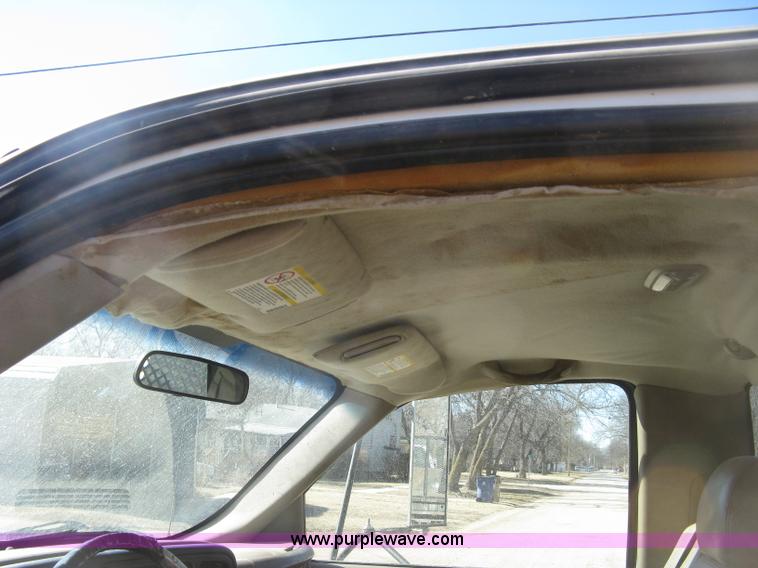 image for item J2941 2003 Chevrolet Silverado 3500 flatbed pickup truck