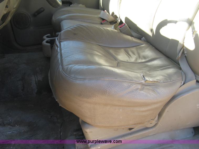 image for item J2941 2003 Chevrolet Silverado 3500 flatbed pickup truck