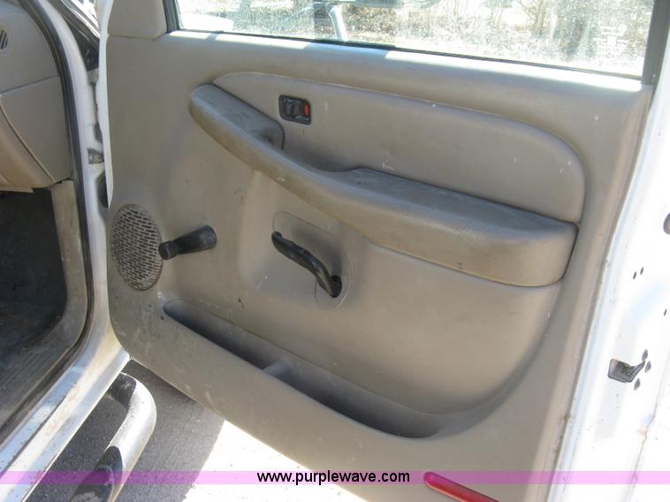 image for item J2941 2003 Chevrolet Silverado 3500 flatbed pickup truck