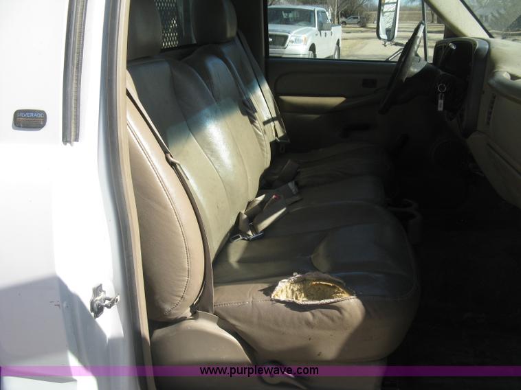 image for item J2941 2003 Chevrolet Silverado 3500 flatbed pickup truck