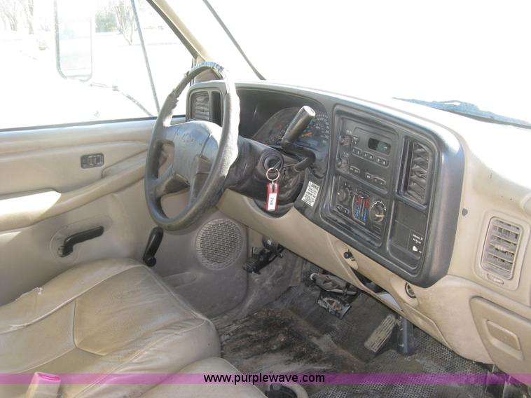 image for item J2941 2003 Chevrolet Silverado 3500 flatbed pickup truck