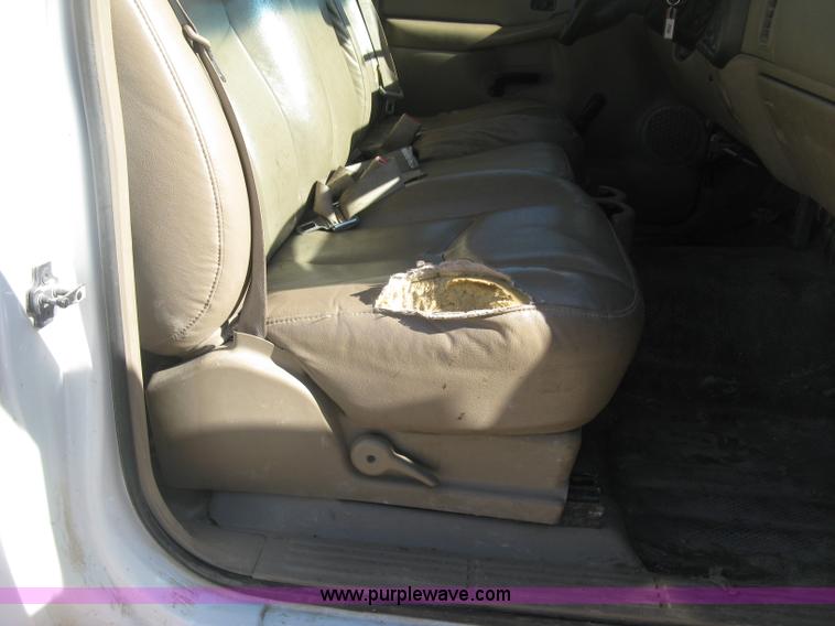 image for item J2941 2003 Chevrolet Silverado 3500 flatbed pickup truck