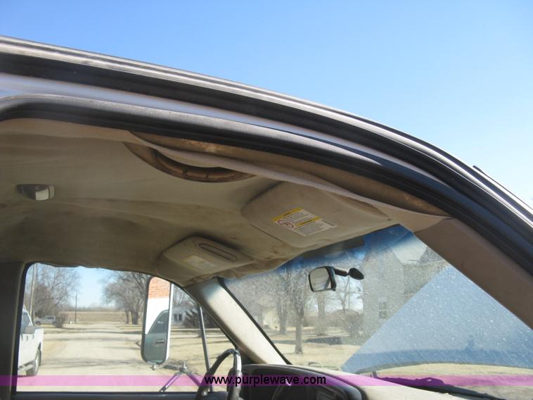 image for item J2941 2003 Chevrolet Silverado 3500 flatbed pickup truck