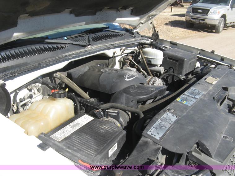 image for item J2941 2003 Chevrolet Silverado 3500 flatbed pickup truck