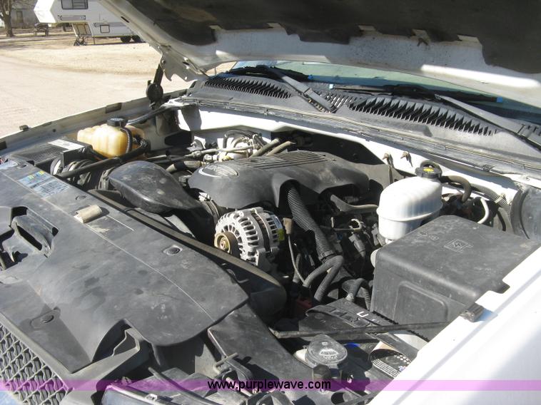 image for item J2941 2003 Chevrolet Silverado 3500 flatbed pickup truck