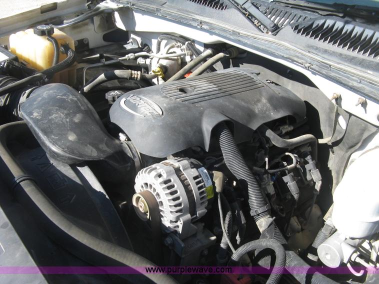 image for item J2941 2003 Chevrolet Silverado 3500 flatbed pickup truck