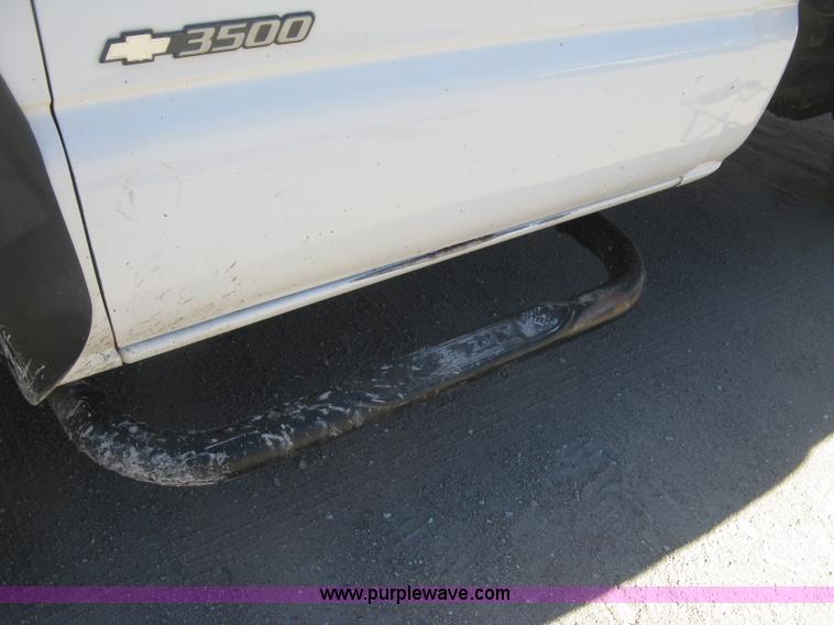 image for item J2941 2003 Chevrolet Silverado 3500 flatbed pickup truck