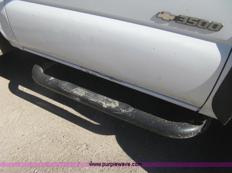 image for item J2941 2003 Chevrolet Silverado 3500 flatbed pickup truck