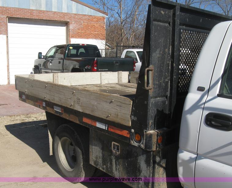 image for item J2941 2003 Chevrolet Silverado 3500 flatbed pickup truck