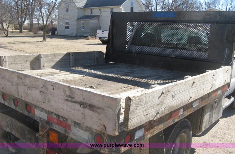 image for item J2941 2003 Chevrolet Silverado 3500 flatbed pickup truck