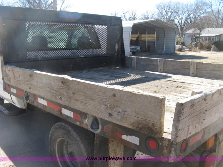 image for item J2941 2003 Chevrolet Silverado 3500 flatbed pickup truck