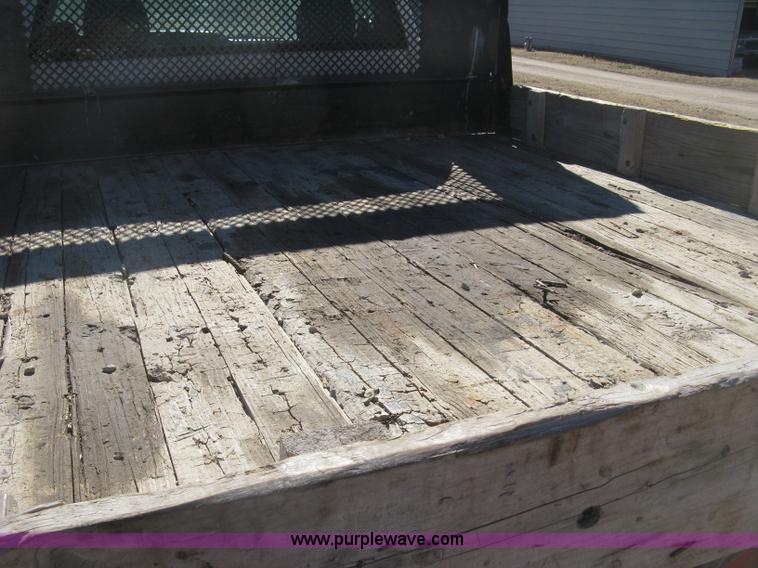 image for item J2941 2003 Chevrolet Silverado 3500 flatbed pickup truck