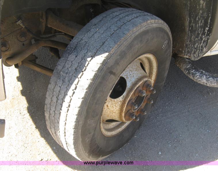 image for item J2941 2003 Chevrolet Silverado 3500 flatbed pickup truck