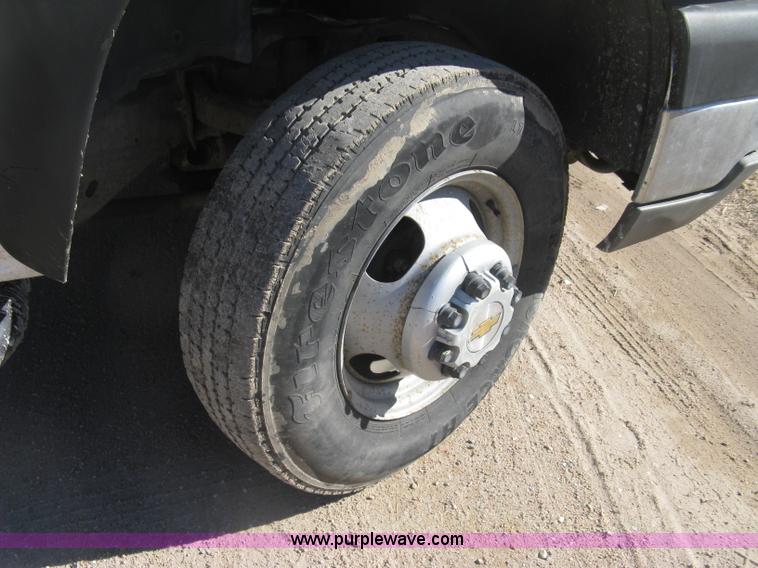 image for item J2941 2003 Chevrolet Silverado 3500 flatbed pickup truck