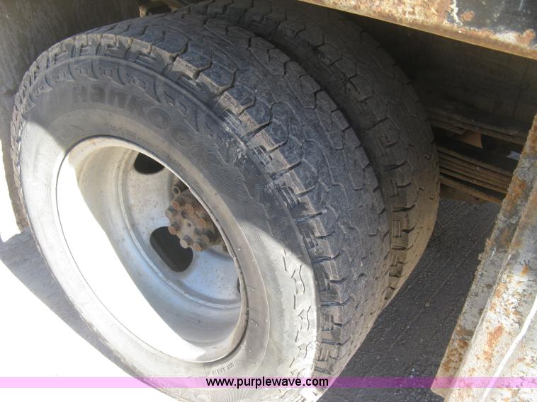 image for item J2941 2003 Chevrolet Silverado 3500 flatbed pickup truck