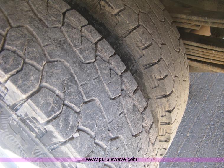 image for item J2941 2003 Chevrolet Silverado 3500 flatbed pickup truck