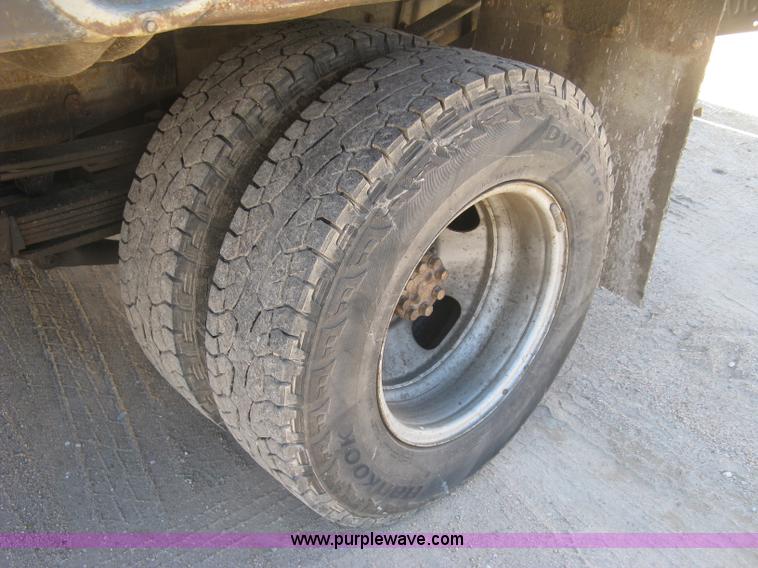 image for item J2941 2003 Chevrolet Silverado 3500 flatbed pickup truck