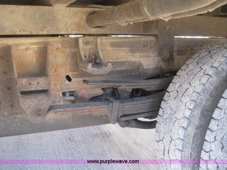 image for item J2941 2003 Chevrolet Silverado 3500 flatbed pickup truck