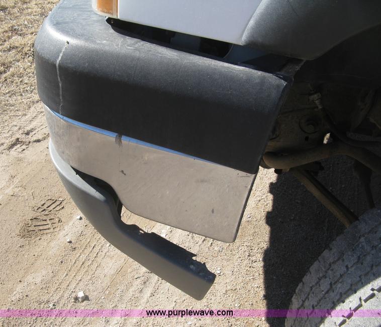 image for item J2941 2003 Chevrolet Silverado 3500 flatbed pickup truck