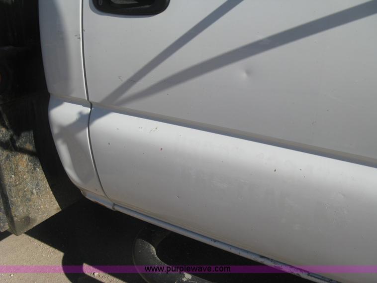 image for item J2941 2003 Chevrolet Silverado 3500 flatbed pickup truck